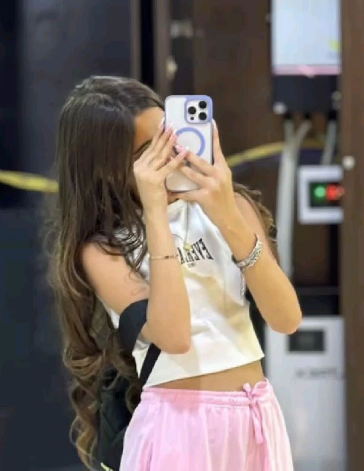 cute girl in saree images