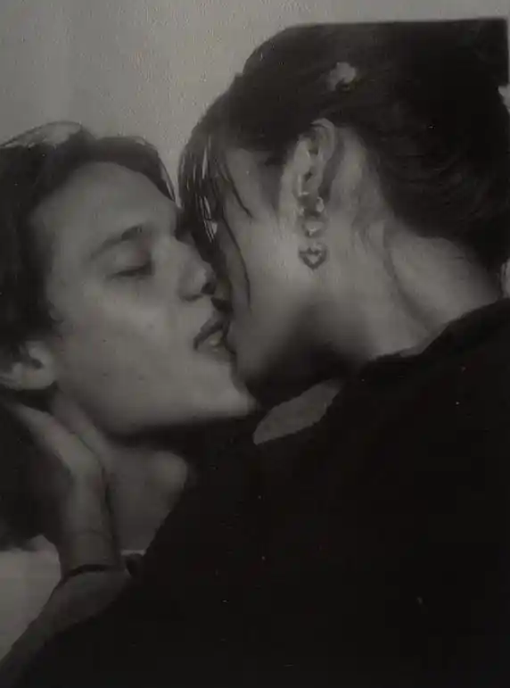 hot kissing images with love quotes in hindi