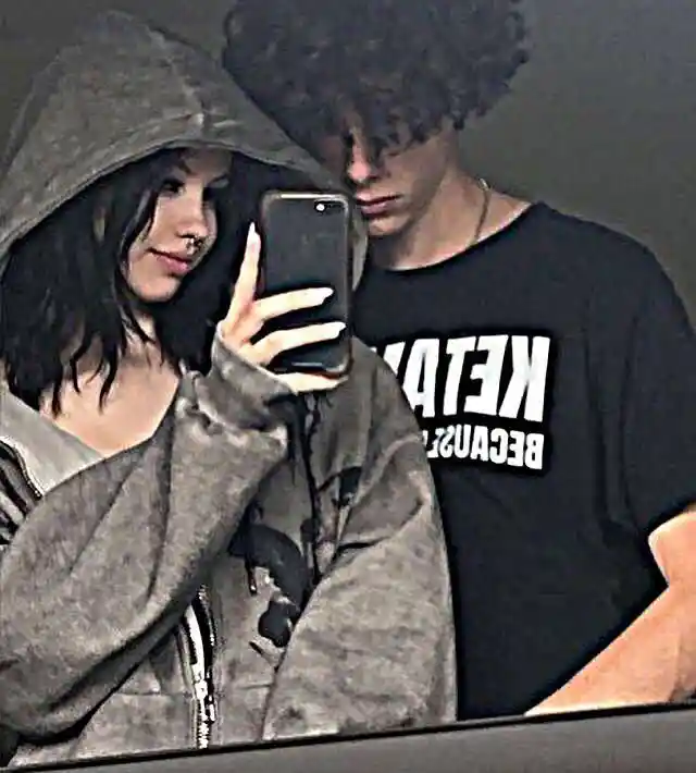 love story image in hindi